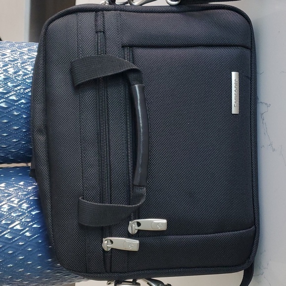 Samsonite Luggage Shoulder iPad bag 12"w x 10"h - Picture 4 of 4